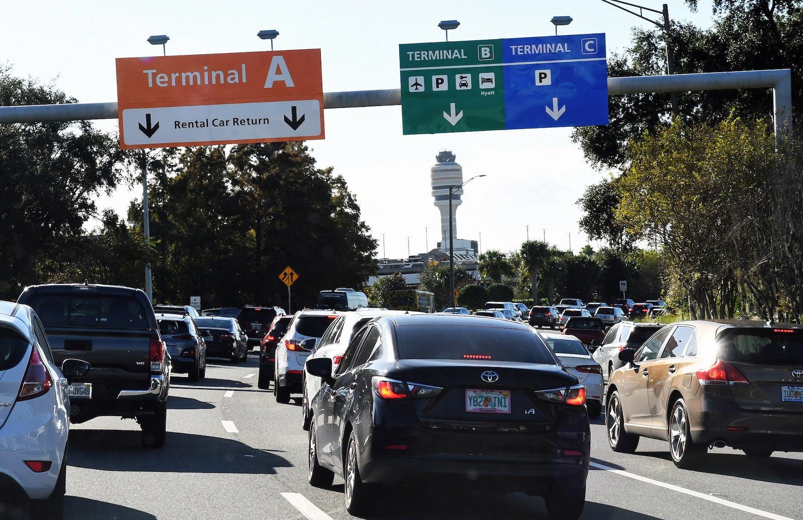 You are currently viewing Airport parking will be in high demand during the holidays; here’s what you need to know to beat the crowds