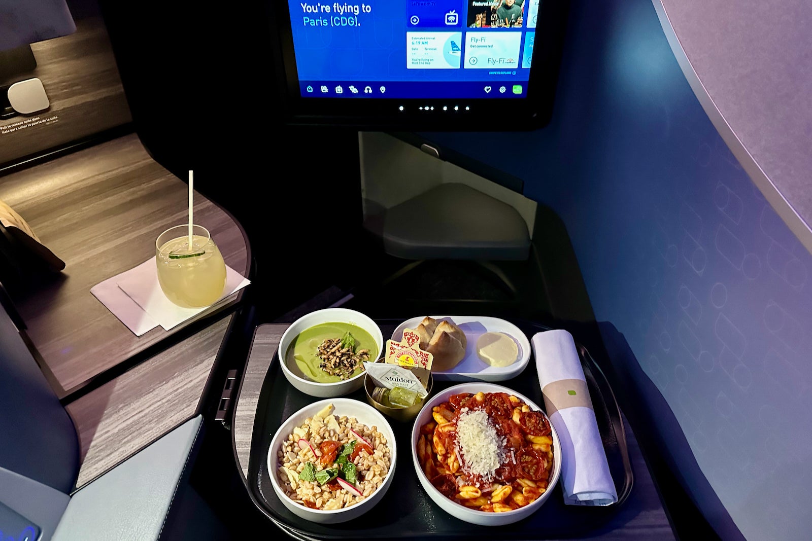You are currently viewing JetBlue’s impressive tech innovation that I wish other airlines would copy