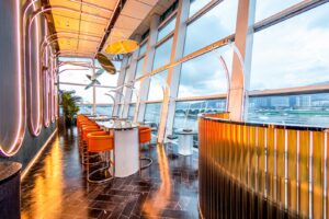 Read more about the article Fancy new planespotting bar opens at Hong Kong airport, but it’s likely not the future of airport lounges