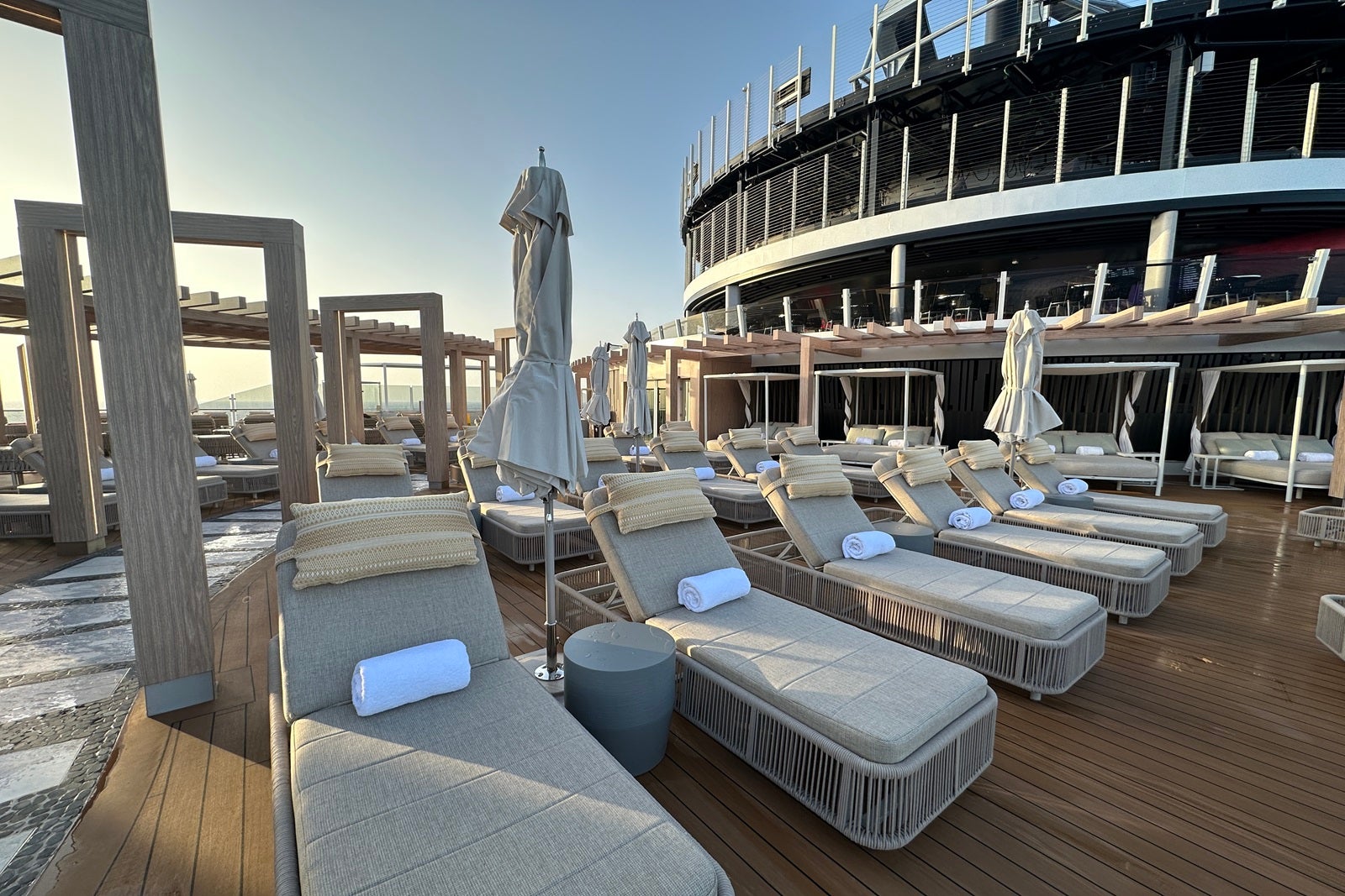 You are currently viewing The NCL Vibe Beach Club: All you need to know about this exclusive cruise ship space