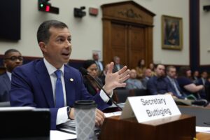 Read more about the article DOT Secretary Pete Buttigieg tells TPG air travel is improving, but air traffic control issues linger
