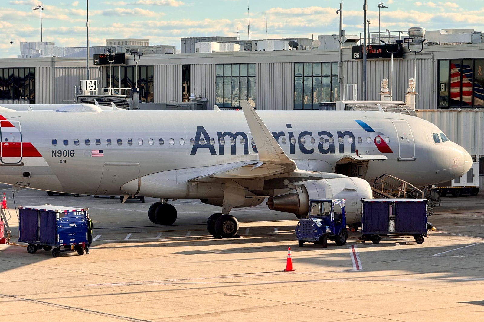 Read more about the article Alaska Mileage Plan elites won’t receive American Airlines systemwide upgrade certificates in 2025