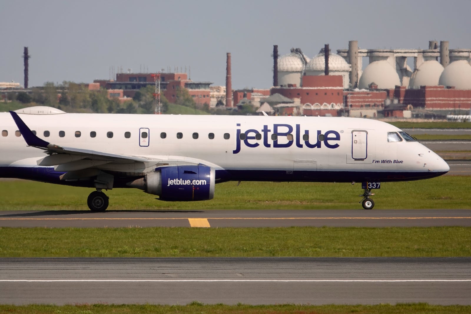 Read more about the article JetBlue to phase out its smallest jet next year — but delay delivery of 44 new aircraft