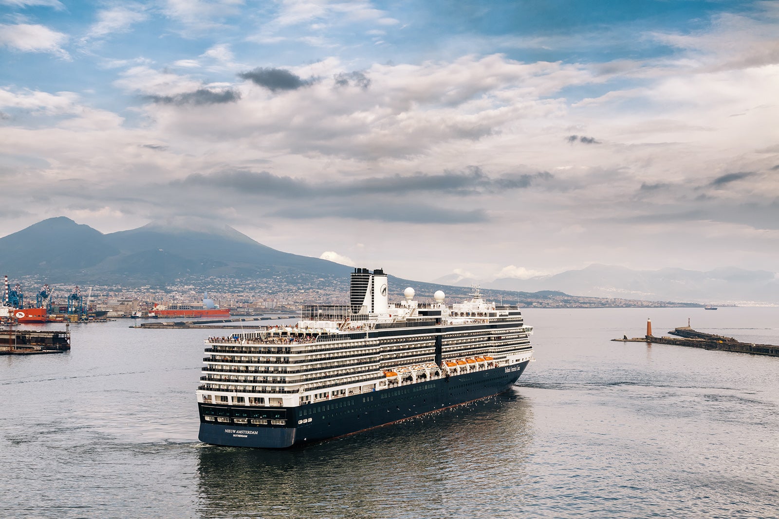 You are currently viewing Holland America vs. Princess: Which premium cruise line should you choose?