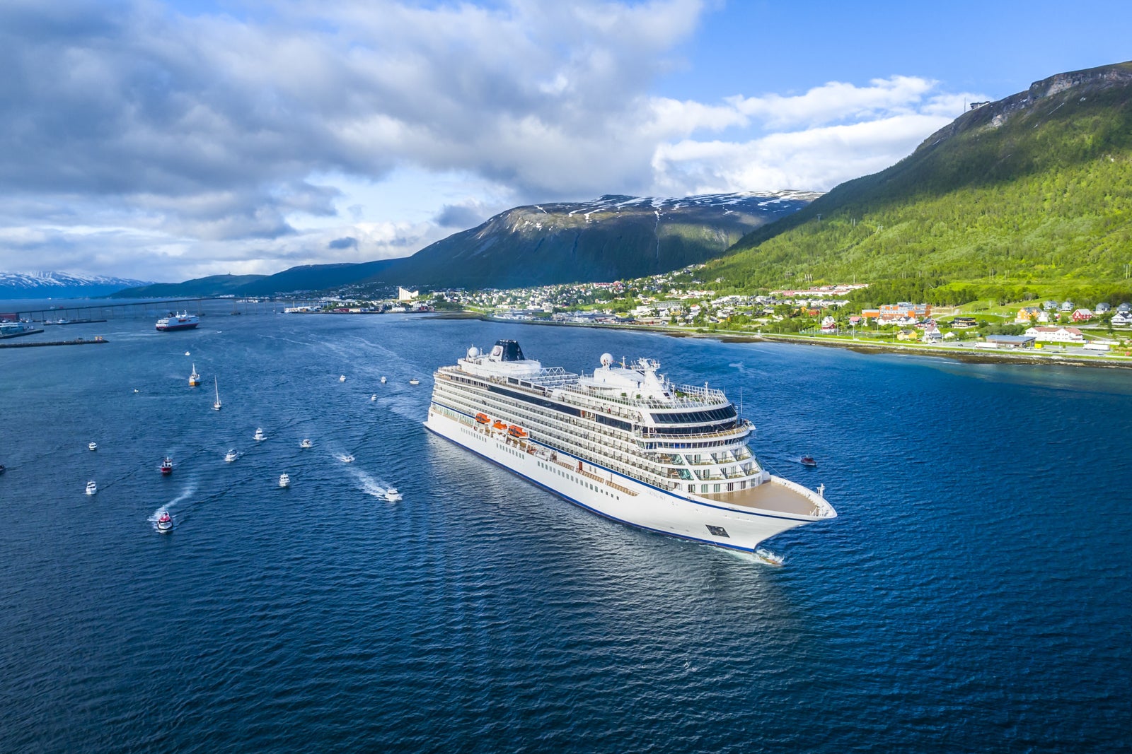 You are currently viewing 7 best cruises for seniors who love to travel by sea