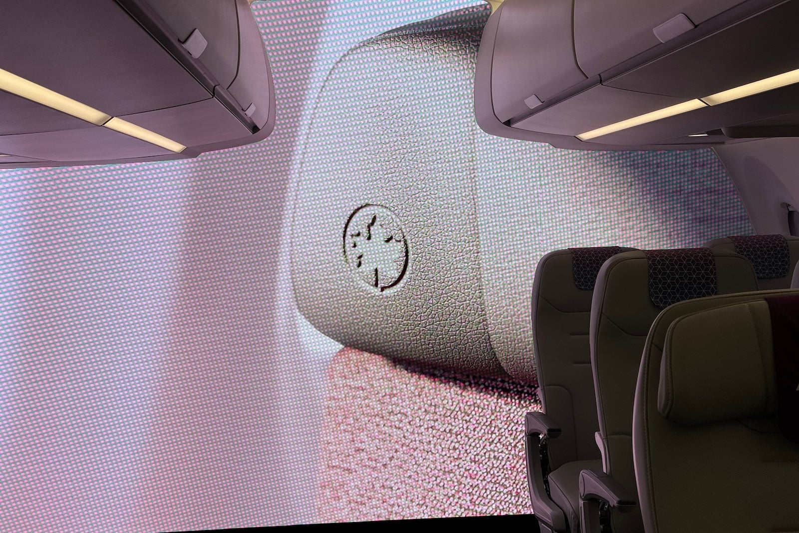 You are currently viewing Air Canada to debut new cabin look on Airbus A220s, featuring large overhead bins for 19 extra bags