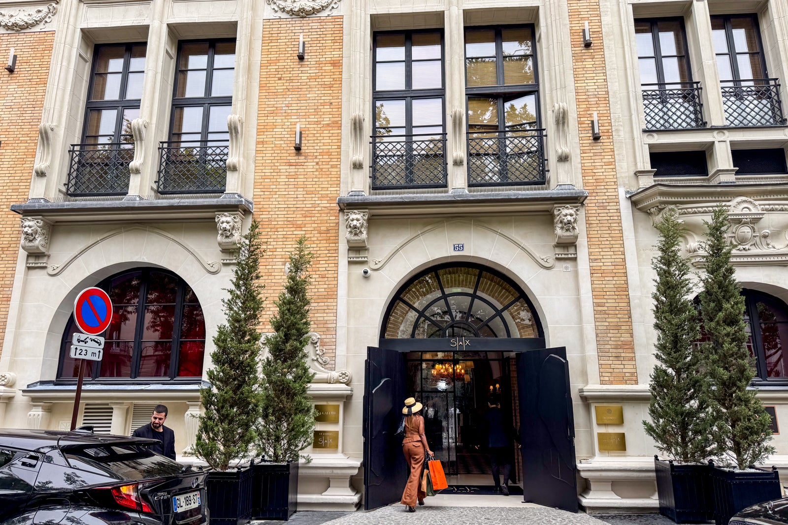 Read more about the article Inside look: This new points hotel in Paris offers Eiffel Tower views and luxurious accommodations from 110,000 Hilton points