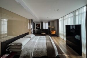 Read more about the article Battle of the mid-tier hotel cards: Which card outshines the others?