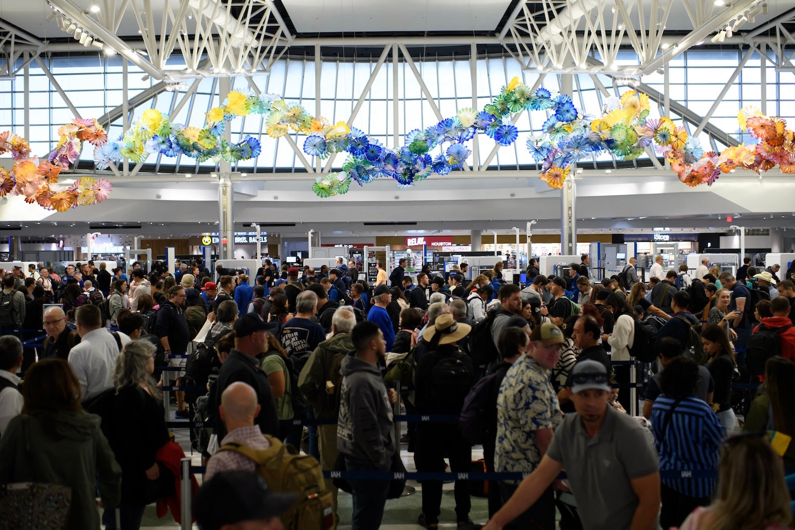 You are currently viewing What about Thanksgiving travel? Shutdown and FAA flight cuts raise concerns about a messy holiday