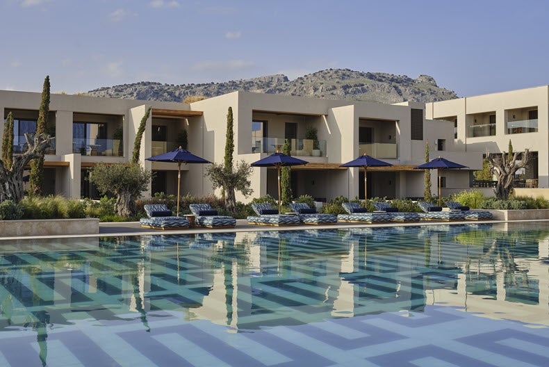 You are currently viewing This new luxury points hotel in Greece has two private beaches and its own Greek patisserie