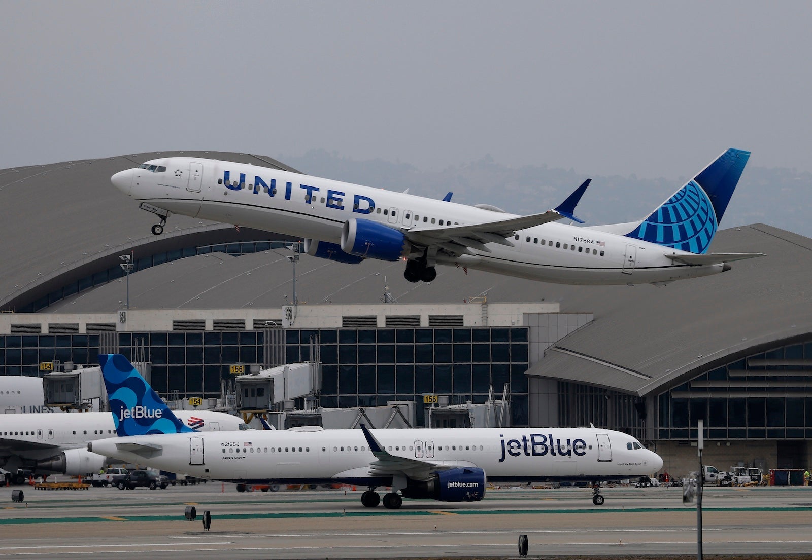 You are currently viewing United rules out ‘idiotic’ JetBlue merger speculation after American talk fizzles