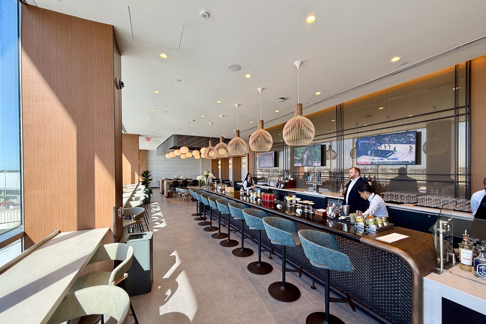 You are currently viewing How to access American Airlines Admirals Club lounges