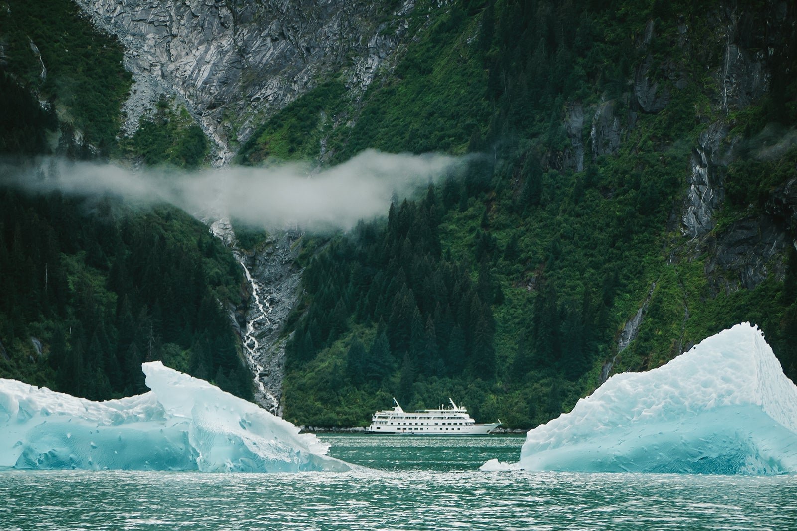 You are currently viewing Hubbard Glacier vs. Glacier Bay: Which is the better scenic cruising spot in Alaska?