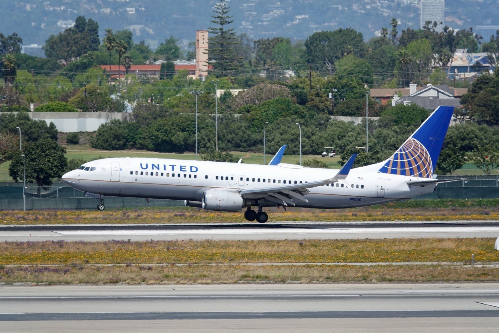 You are currently viewing United Airlines baggage fees and how to avoid paying them